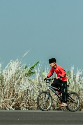 小男孩公路单车骑行运动摄影图片